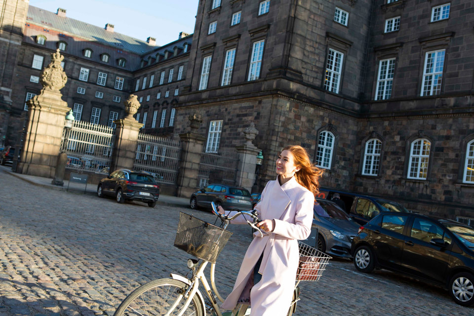 Samira Nawa med sin cykel ved Christiansborg